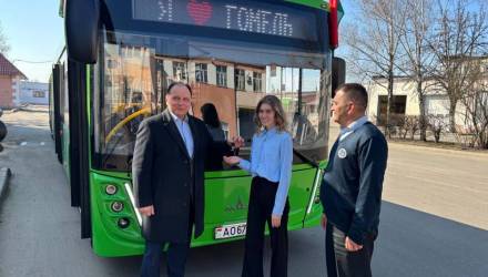 В Год белорусской женщины в Гомеле сделали символичный подарок: водитель автобуса Алеся Миргородская получила новый МАЗ-216.