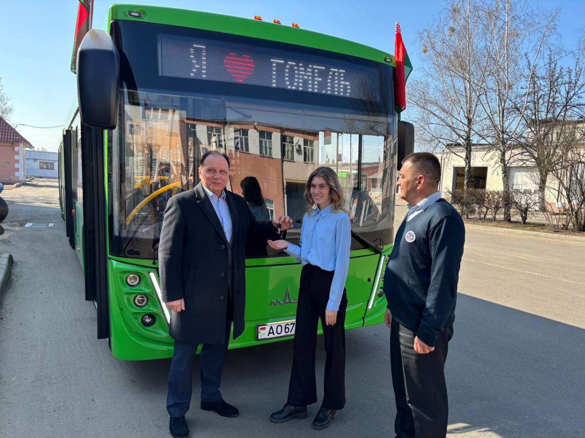 В Год белорусской женщины в Гомеле сделали символичный подарок: водитель автобуса Алеся Миргородская получила новый МАЗ-216.