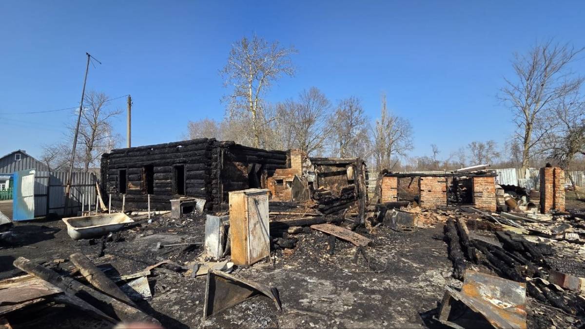 В результате пожара погибли два человека, ещё один пострадавший госпитализирован.