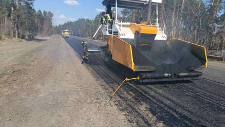 На трассе Р-33 и P-131 укладывают асфальт