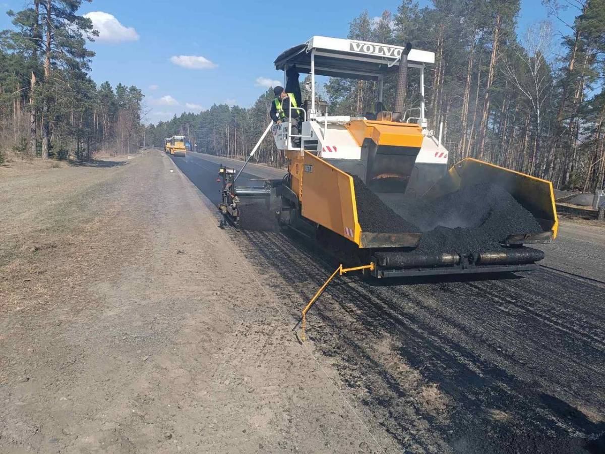 На трассе Р-33 и P-131 укладывают асфальт