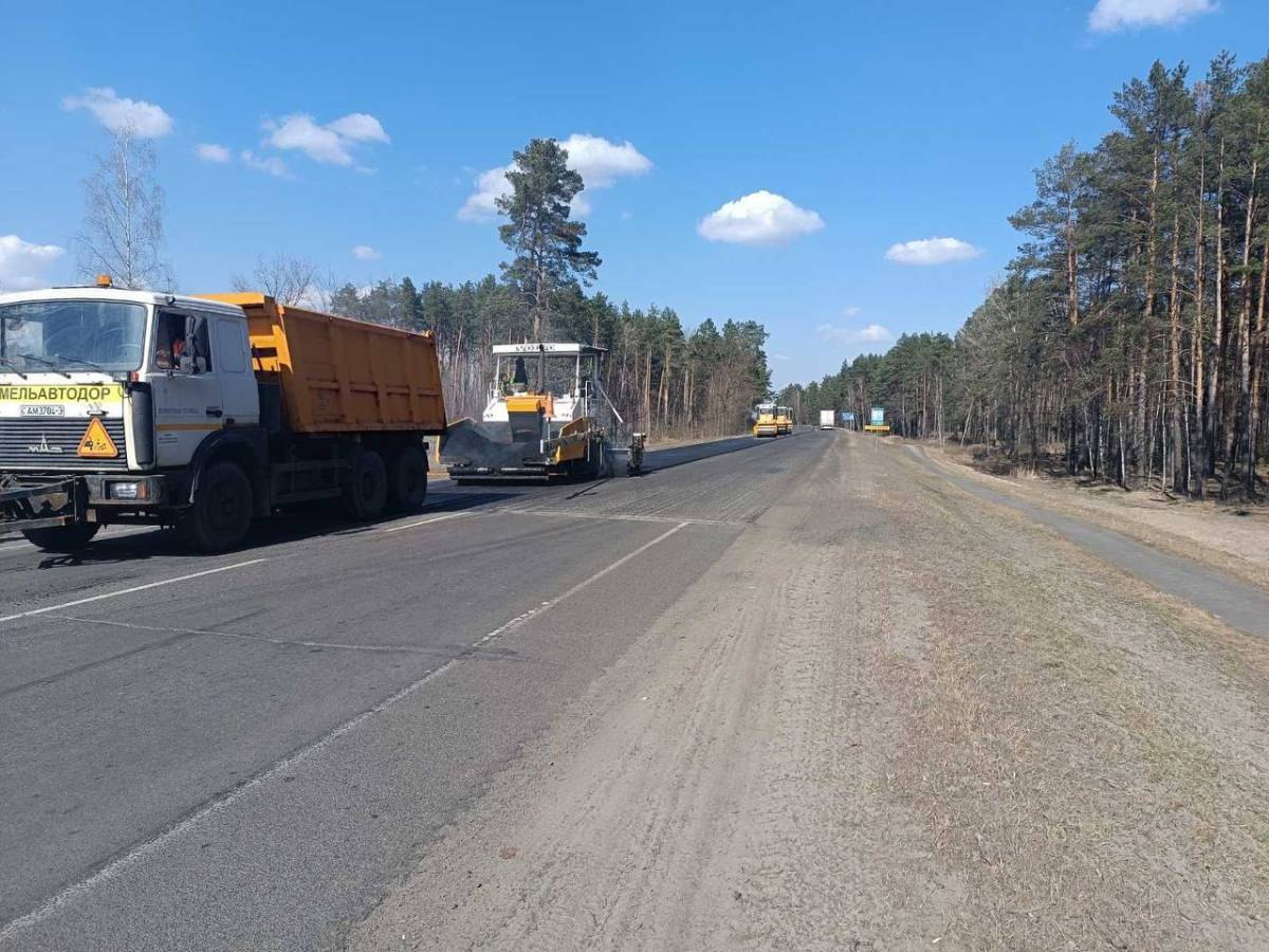 специалисты ДЭУ №43 РУП «Гомельавтодор» (г. Мозырь) ведут работы по укладке асфальтобетона на объекте текущего ремонта, автомобильной дороги Р-131 Калинковичи-Мозырь.