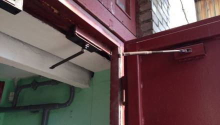 Кто должен ремонтировать доводчик двери в подъезде