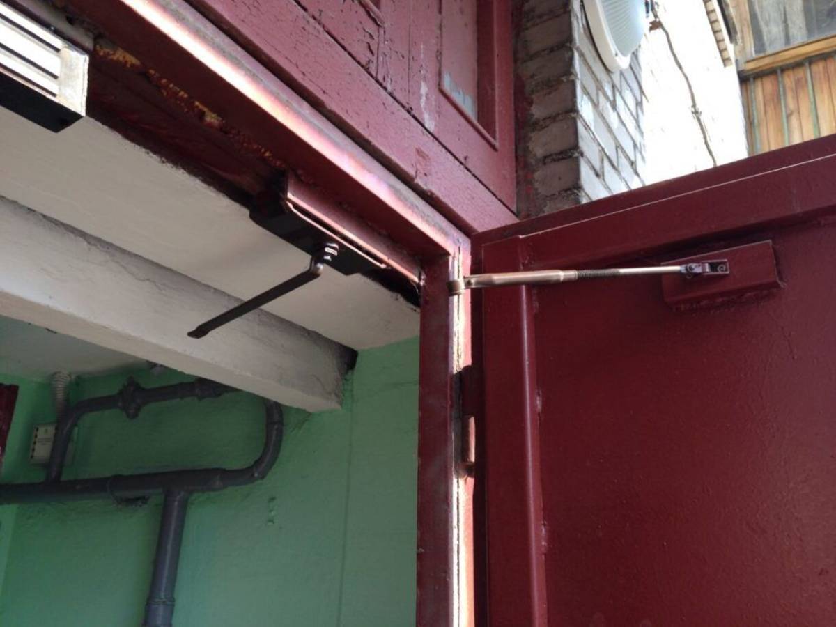 Кто должен ремонтировать доводчик двери в подъезде