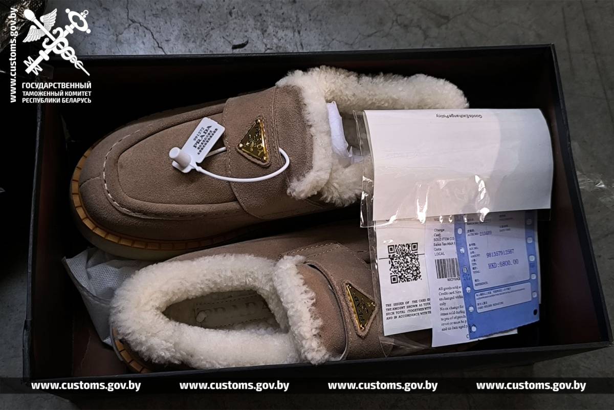 В машине находились одежда, обувь, сумки и другие товары иностранного производства.