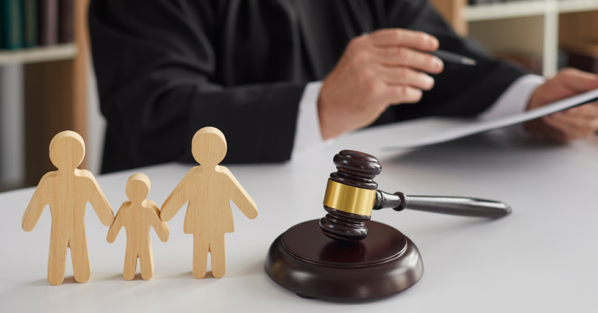 За уклонение родителей от содержания детей статьей 174 Уголовного кодекса Республики Беларусь предусмотрена уголовная ответственность.