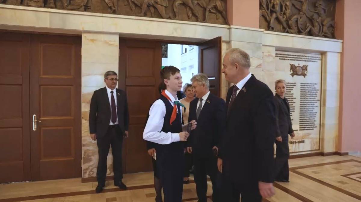 Паспорт из рук Председателя Палаты представителей Игоря Сергеенко.