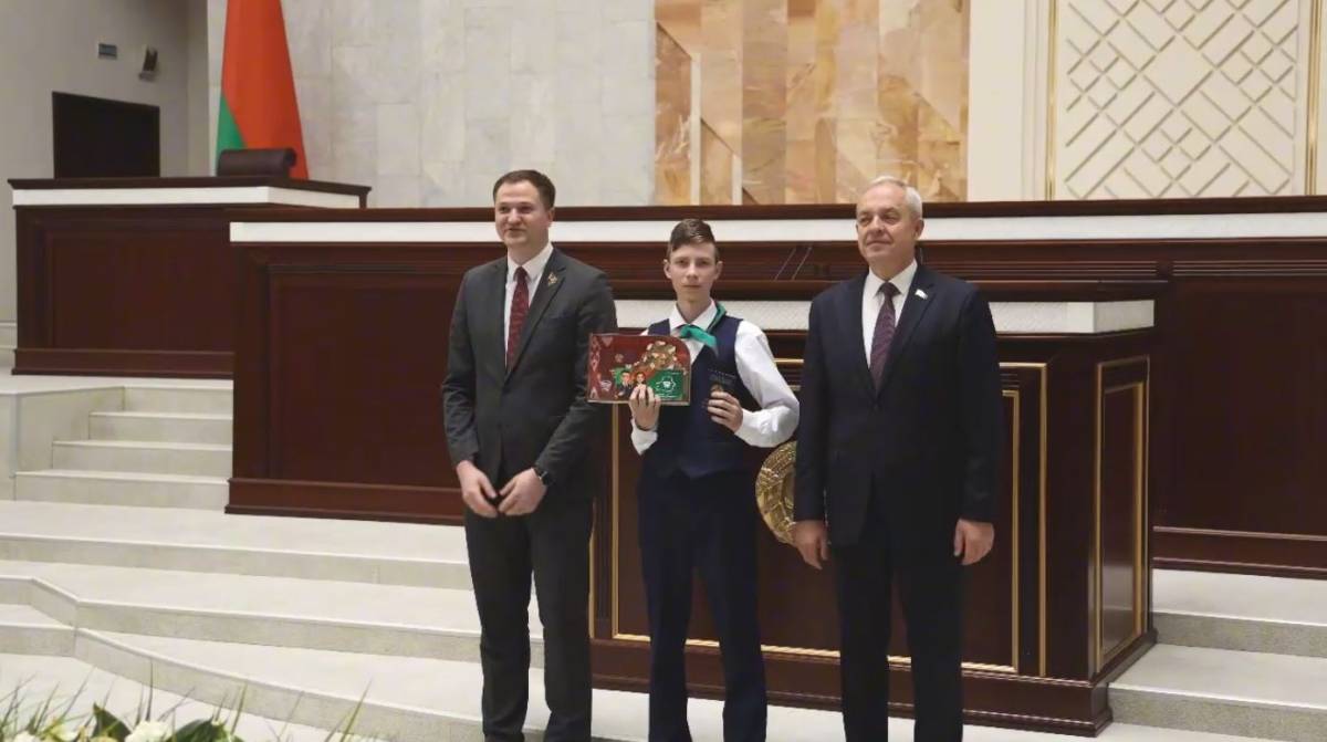 14-летний школьник из Орши Михаил Чернышев не только получил главный документ гражданина из рук Председателя Палаты представителей Игоря Сергеенко