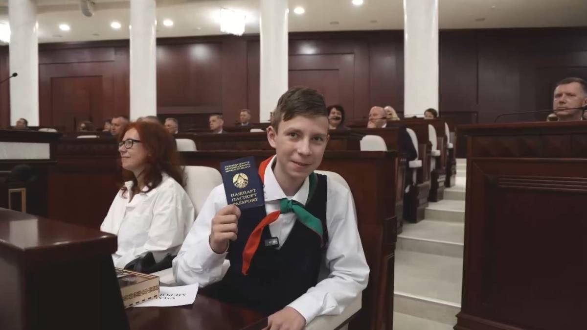 Школьник из Орши записал блог в Палате представителей во время вручения первого паспорта