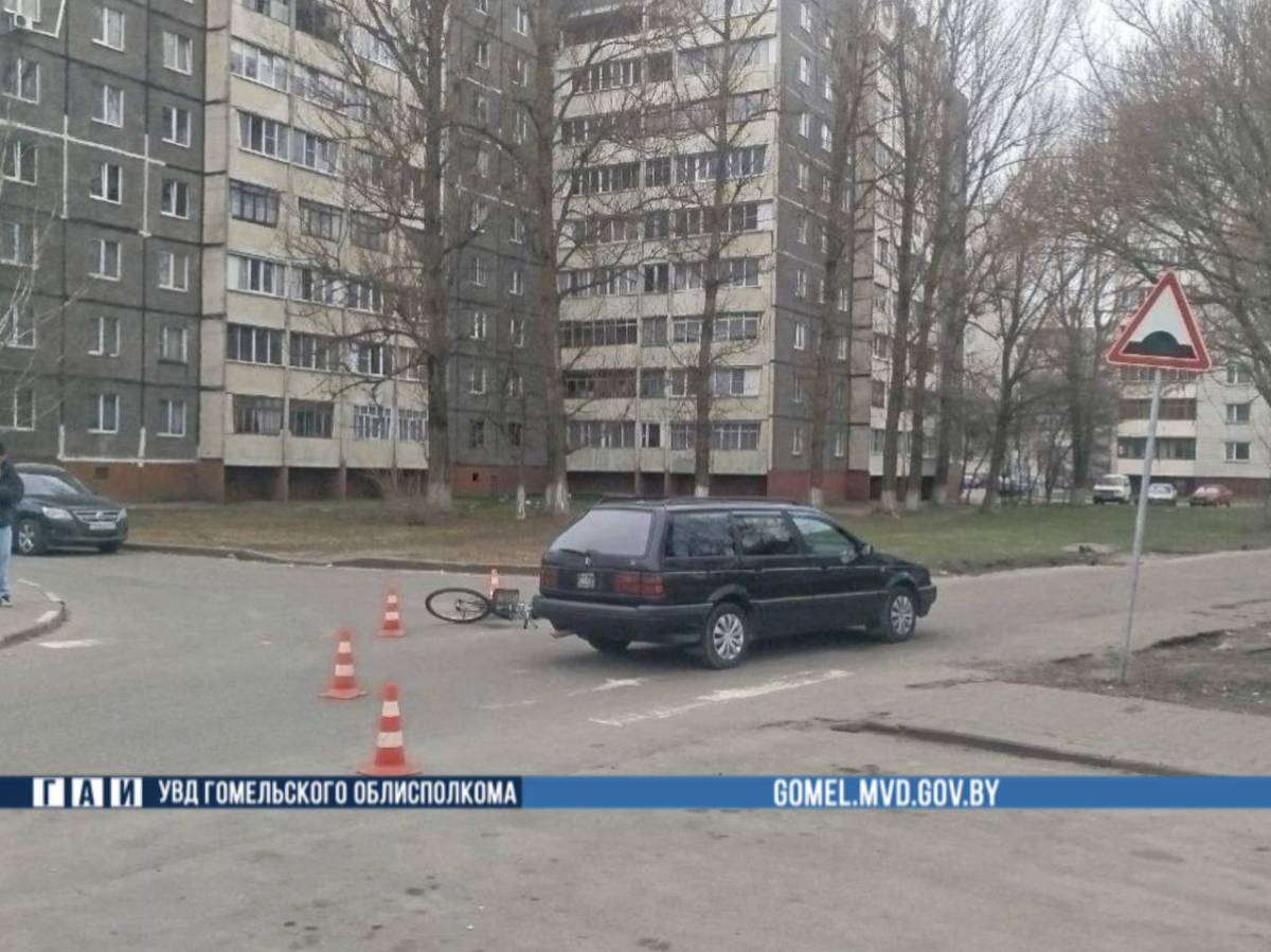 Пенсионерка пересекала проезжую часть по линии тротуара. В результате происшествия она была доставлена в больницу.