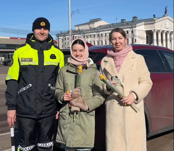 поздравление женщин-водителей сотрудниками Госавтоинспекции