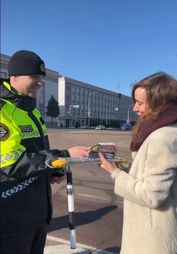 поздравление женщин-водителей сотрудниками Госавтоинспекции
