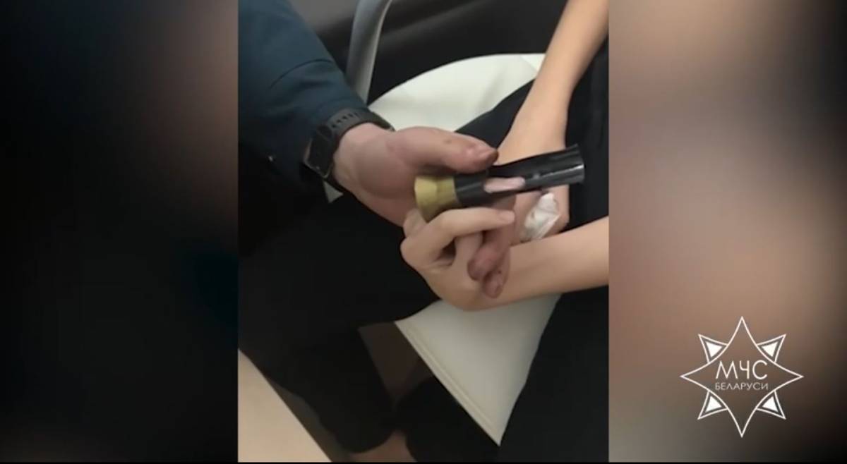 В Мозыре ребёнок оказался «в плену» у пластиковой игрушки