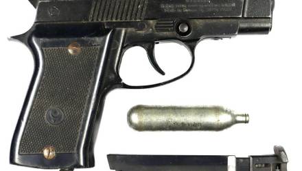 В Ветке мужчина угрожал семье пневматическим пистолетом