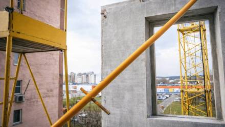 Дом на Косарева восстанавливают: начался монтаж этажей