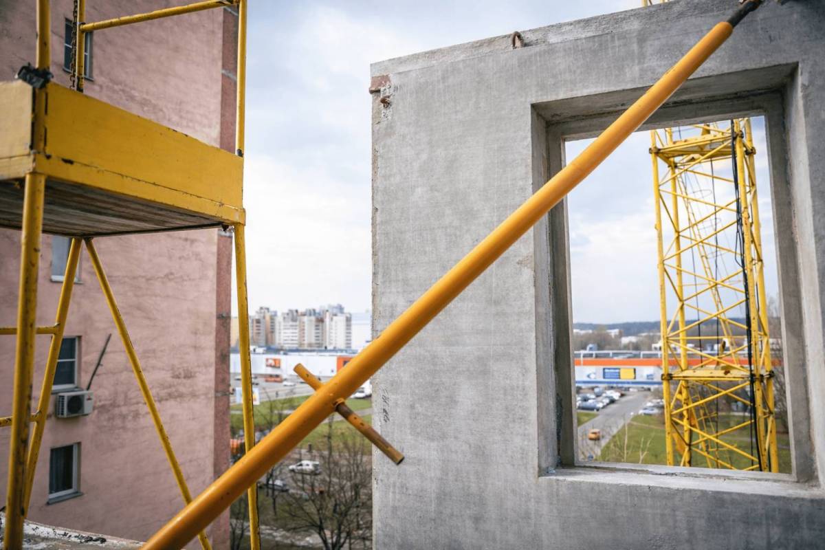 Дом на Косарева восстанавливают: начался монтаж этажей