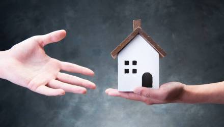 Женщина составила завещание на внучку, но потом передумала и хочет подарить ее дочке. Можно ли в такой ситуации оформить договор дарения и нужно ли согласие внучки? Отвечает нотариус.