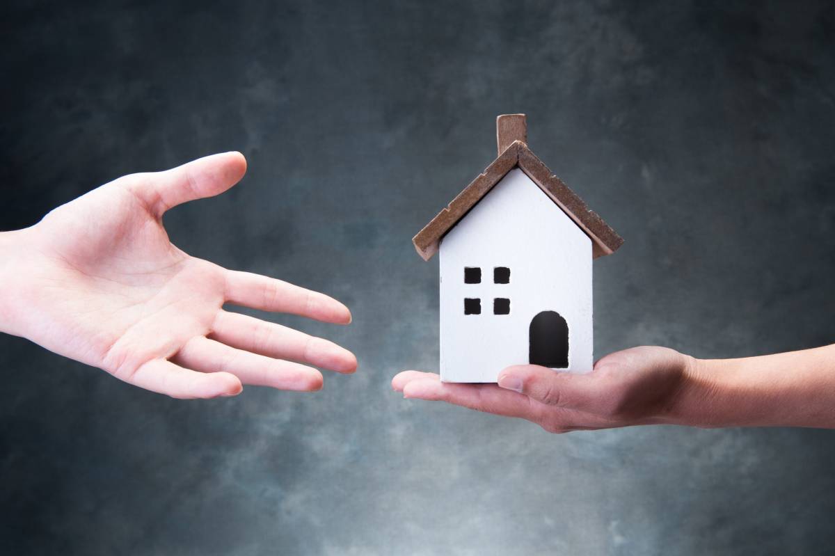 Женщина составила завещание на внучку, но потом передумала и хочет подарить ее дочке. Можно ли в такой ситуации оформить договор дарения и нужно ли согласие внучки? Отвечает нотариус.