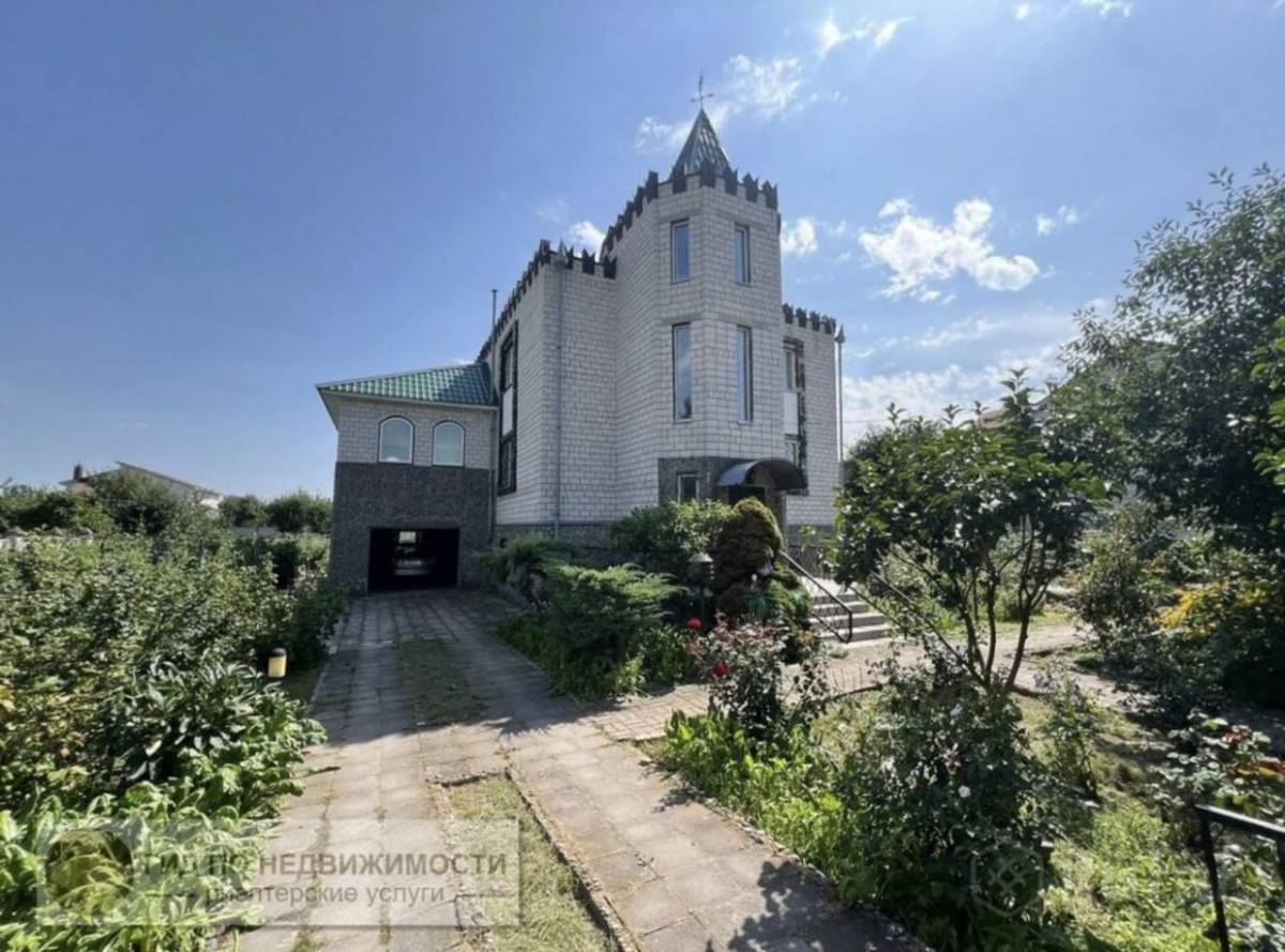 Дом-замок в Красном: почти 250 «квадратов» и свой пруд