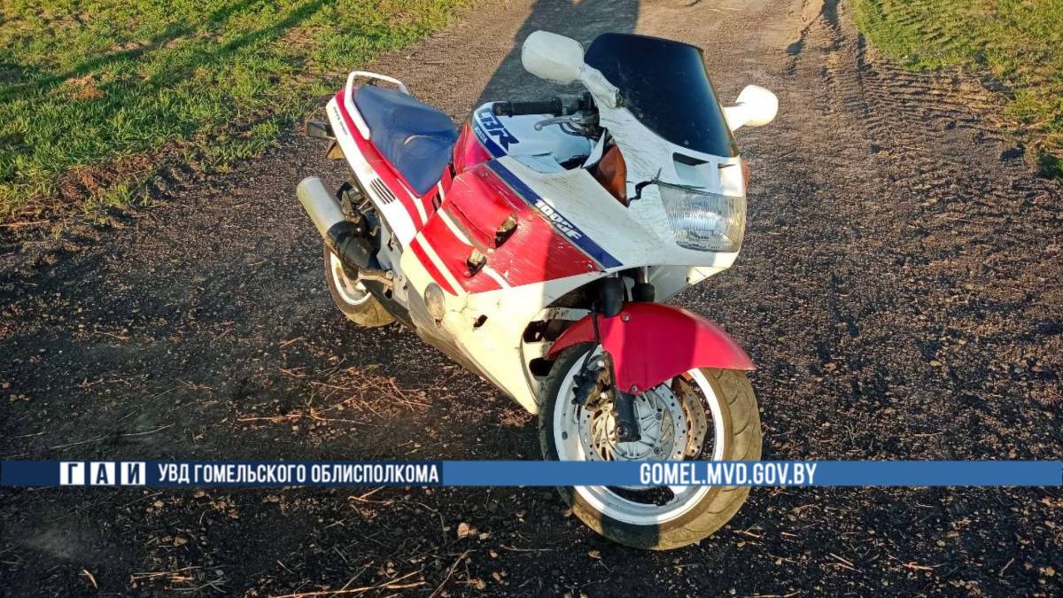 Молодой водитель мотоцикла Honda не удержал управление на закруглении дороги