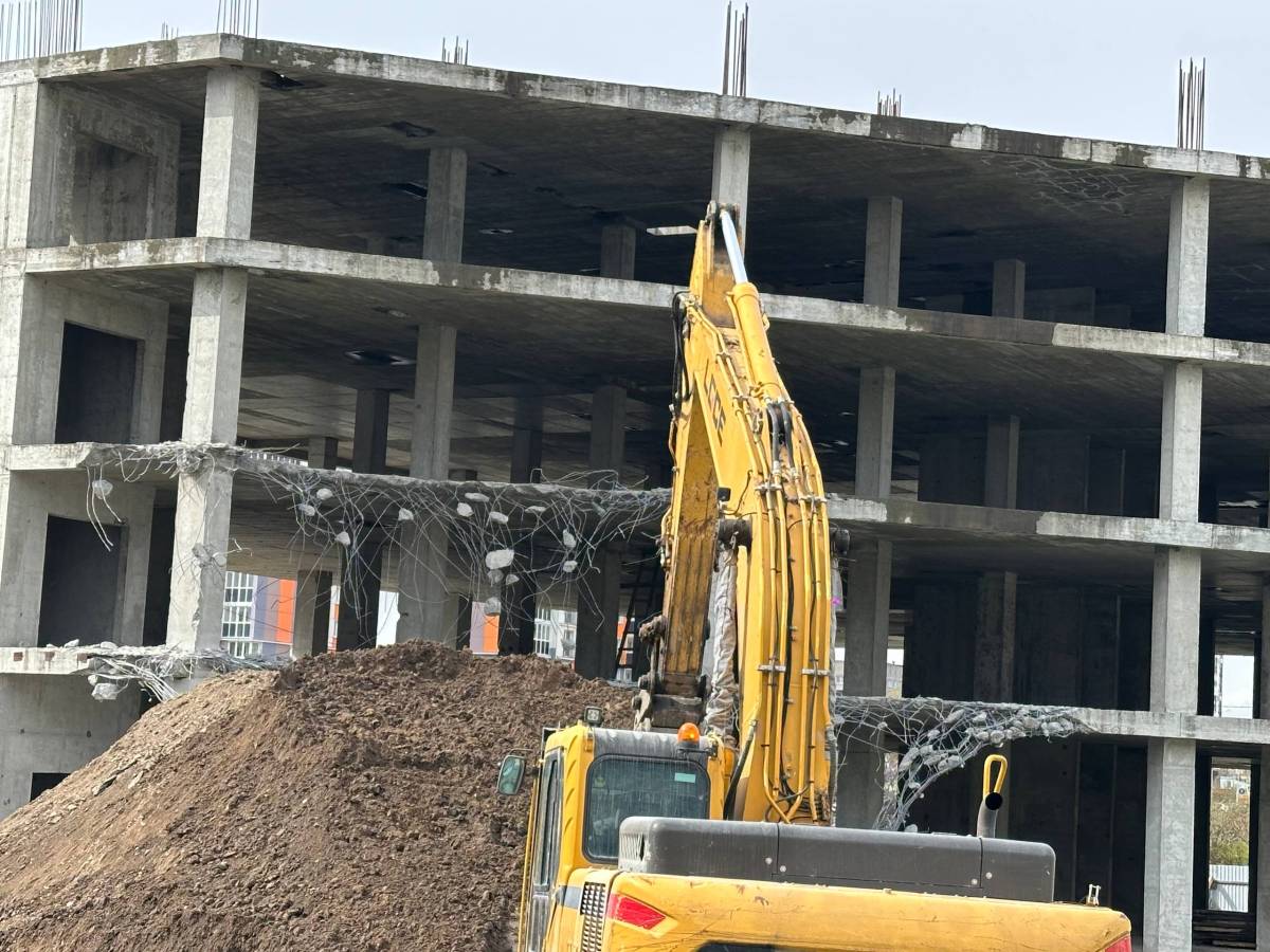 В Гомеле начали снос долгостроя на Кирова и Хатаевича