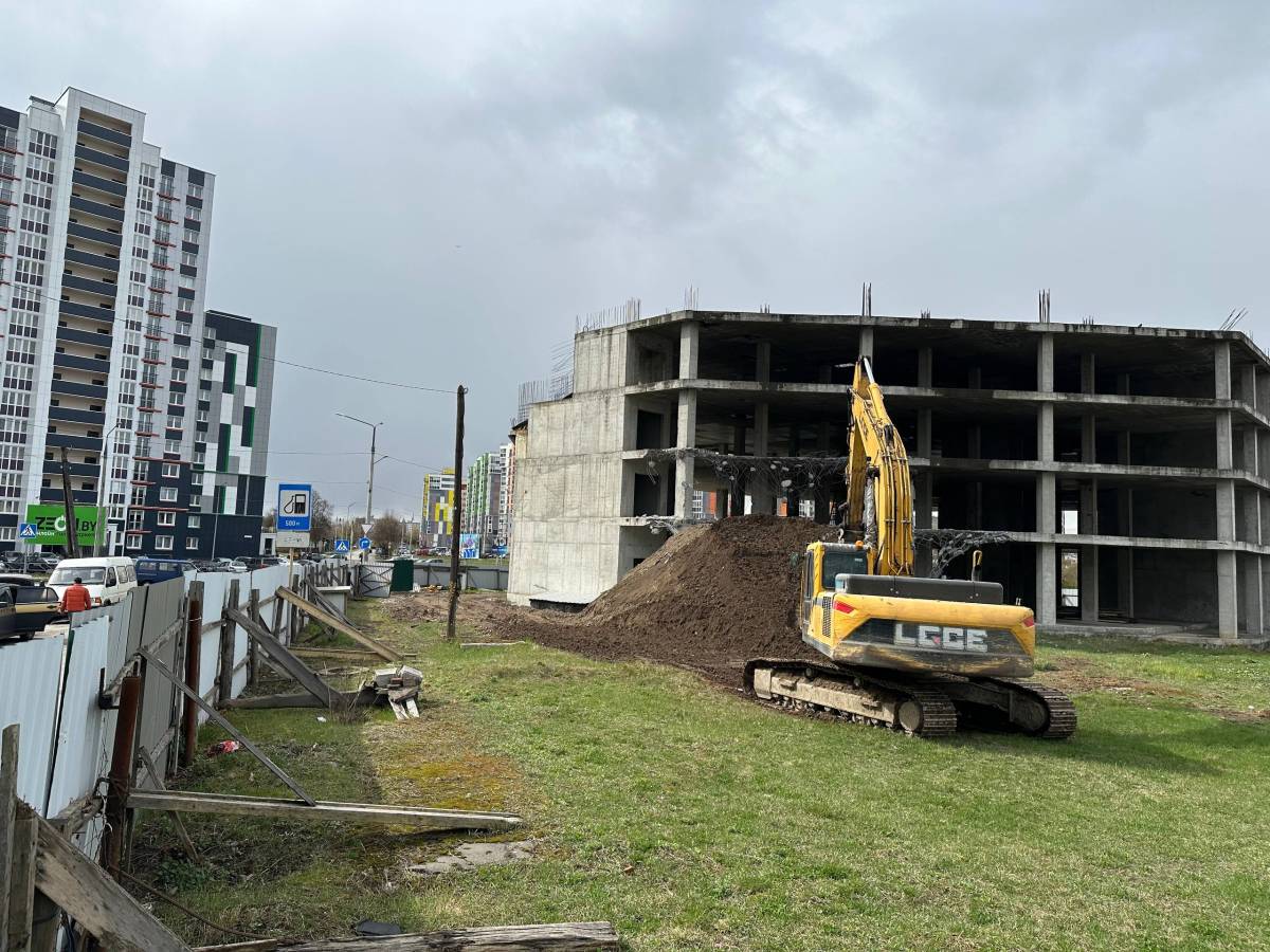 В Гомеле начали снос долгостроя на Кировa и Хатаевича