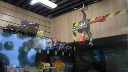 На АЗС № 17 РУП «Белоруснефть-Гомельоблнефтепродукт» сегодня начал работу робот Цікавік. Это первый в Беларуси роботизированный комплекс розничной торговли для АЗС.