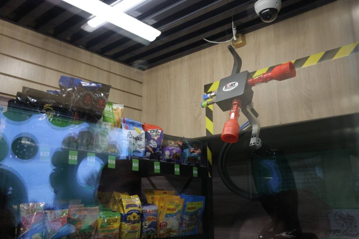 На АЗС № 17 РУП «Белоруснефть-Гомельоблнефтепродукт» сегодня начал работу робот Цікавік. Это первый в Беларуси роботизированный комплекс розничной торговли для АЗС.