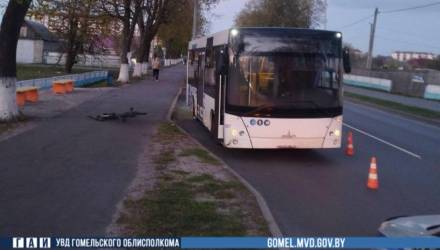 В Калинковичах ребенок на велосипеде врезался в автобус