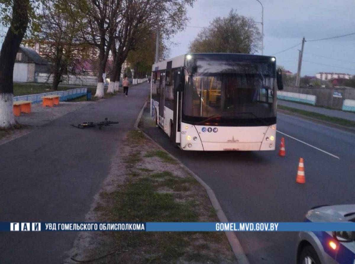 В Калинковичах ребенок на велосипеде врезался в автобус