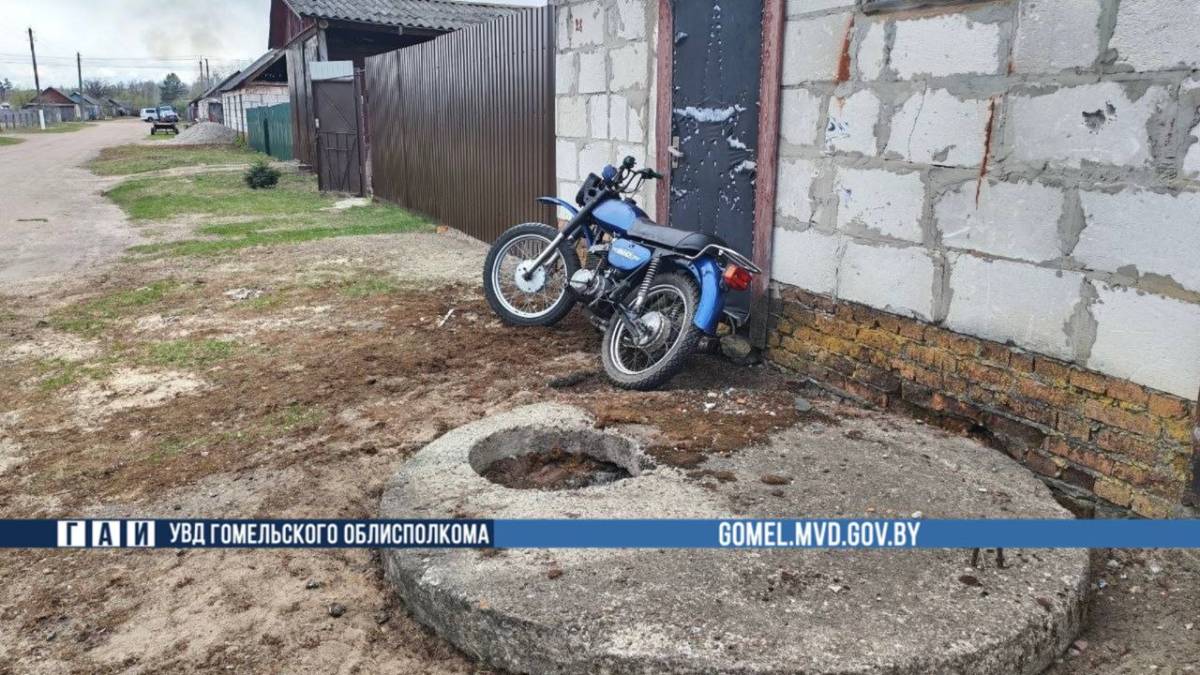 12-летний подросток, управляя мотоциклом «Минск», не справился с управлением, съехал с дороги и врезался в крышку колодца, после чего опрокинулся