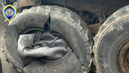 Под Минском на СТО лопнувшее колесо КАМАЗа убило мужчину