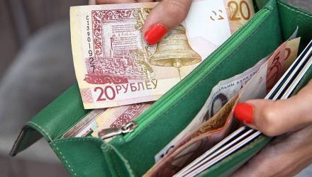 В апреле средняя зарплата белорусов упала