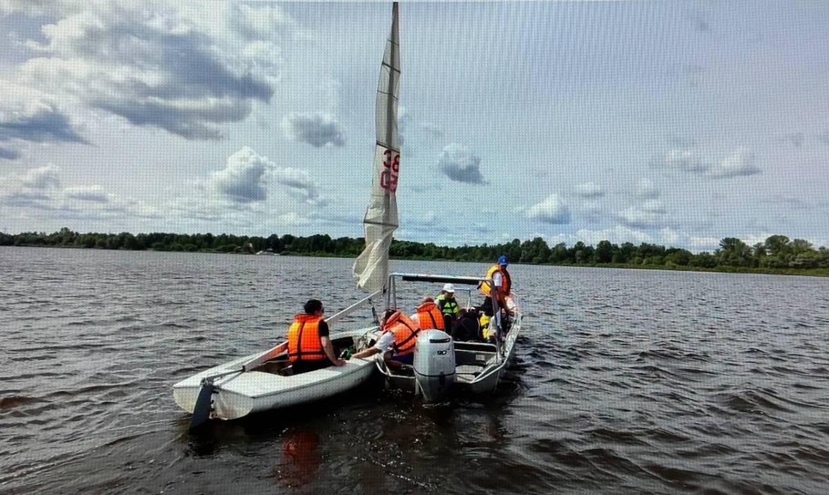 В Гомеле из-за сильного ветра перевернулся парусник с людьми