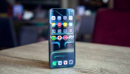 Смартфон оснащен 6,78-дюймовым AMOLED-экраном с разрешением 1208×2644 точек и плотностью пикселей 429 ppi.