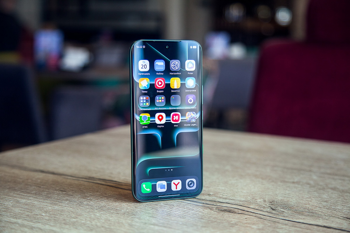 Смартфон оснащен 6,78-дюймовым AMOLED-экраном с разрешением 1208×2644 точек и плотностью пикселей 429 ppi.