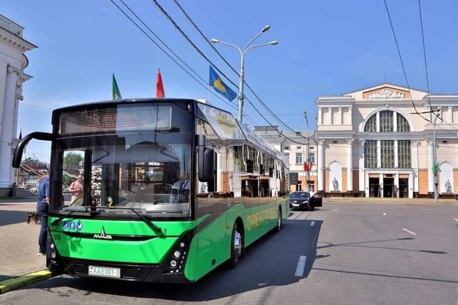 А уже 3 июля 2021 года на улицы города вышел первый электробус МАЗ 303E.