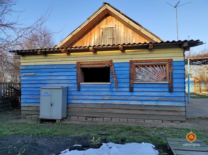 Подойдя к дому, женщина действительно обнаружила разбитое окно, а внутри — пропажу имущества. После этого она обратилась в милицию.