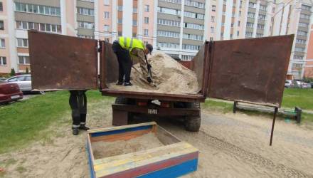 В Гомеле начали обновлять песок в детских песочницах