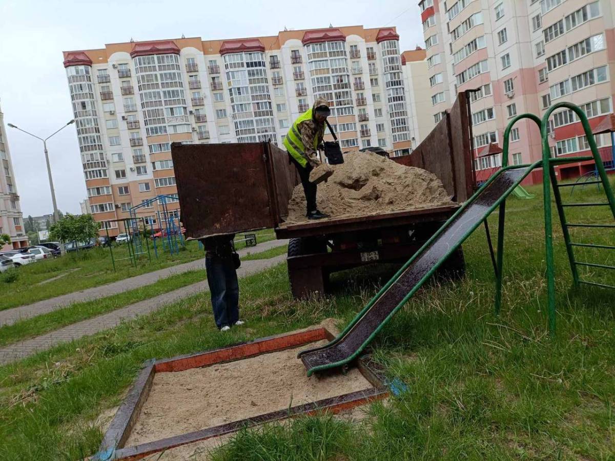 В Центральном районе Гомеля стартовал сезонный завоз песка в детские песочницы во дворах.