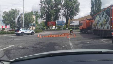 В центре Гомеля после ДТП автомобиль перевернулся на бок