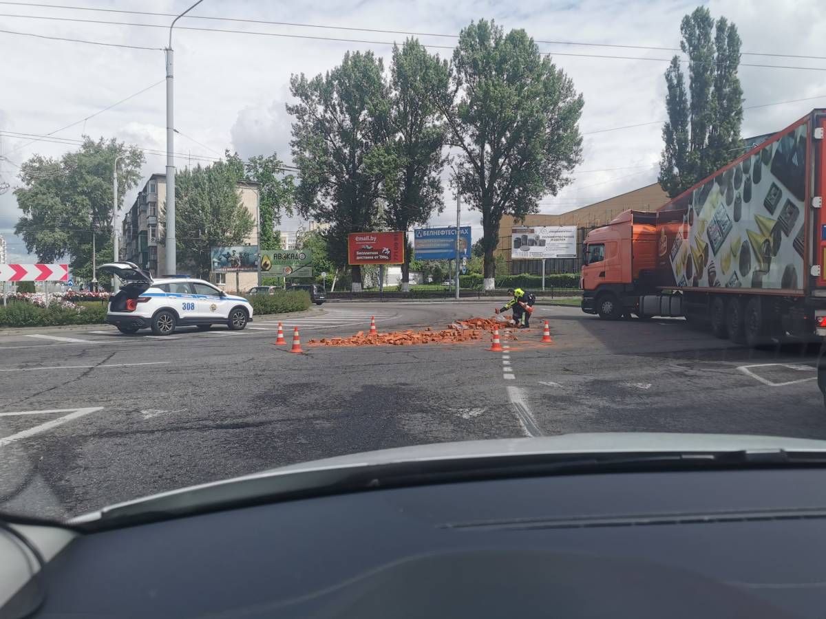 На проезжей части оказался рассыпан груз в виде кирпичей