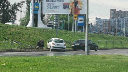 По словам очевидцев, на улице Луговой белый легковой автомобиль врезался в дорожное ограждение.