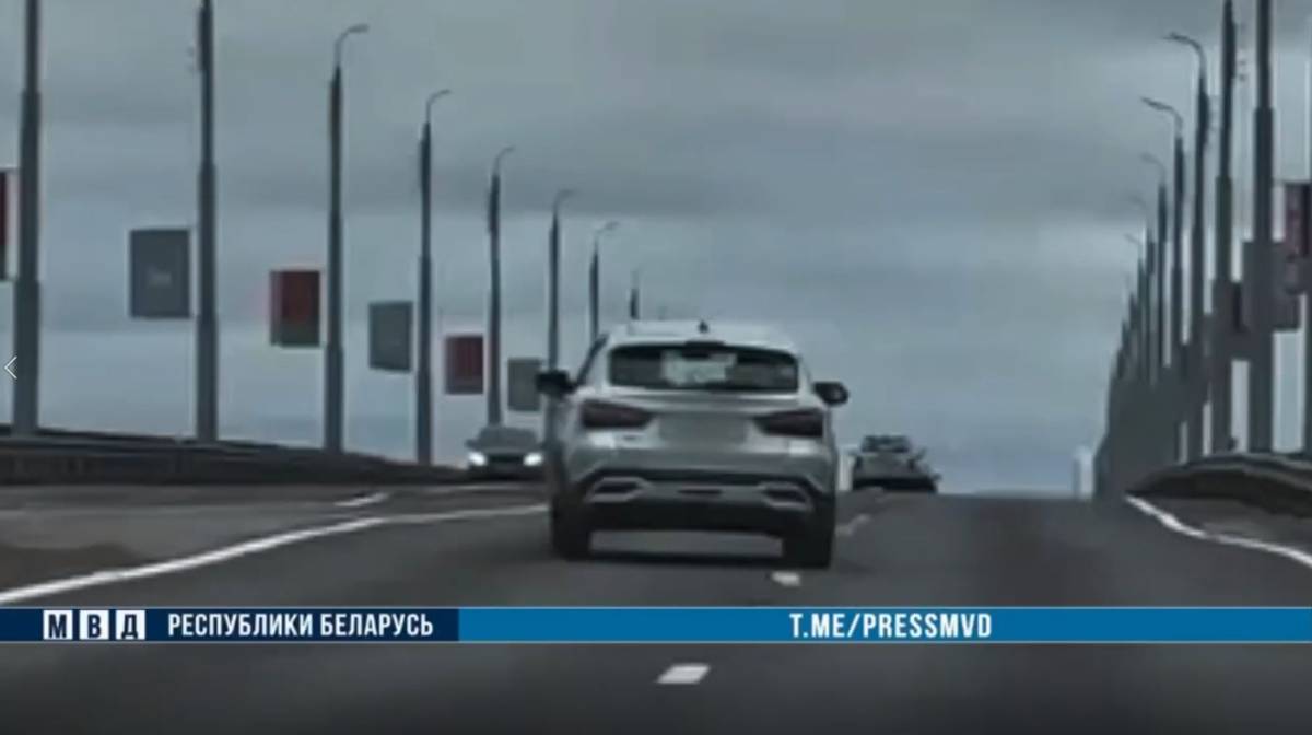 В милицию поступило сообщение о том, что водитель автомобиля Lada ведёт себя на дороге неадекватно