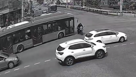 В Гомеле мотоциклист опасно проехал оживленный перекресток и получил штраф
