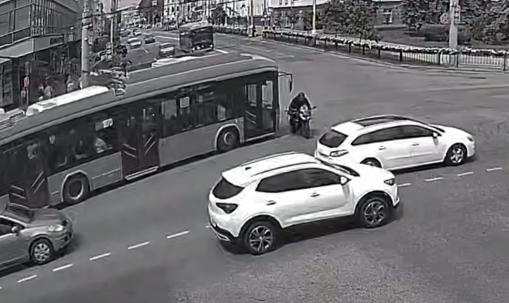 В Гомеле мотоциклист опасно проехал оживленный перекресток и получил штраф