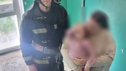 В Рогачеве девочка застряла между лестничными перилами