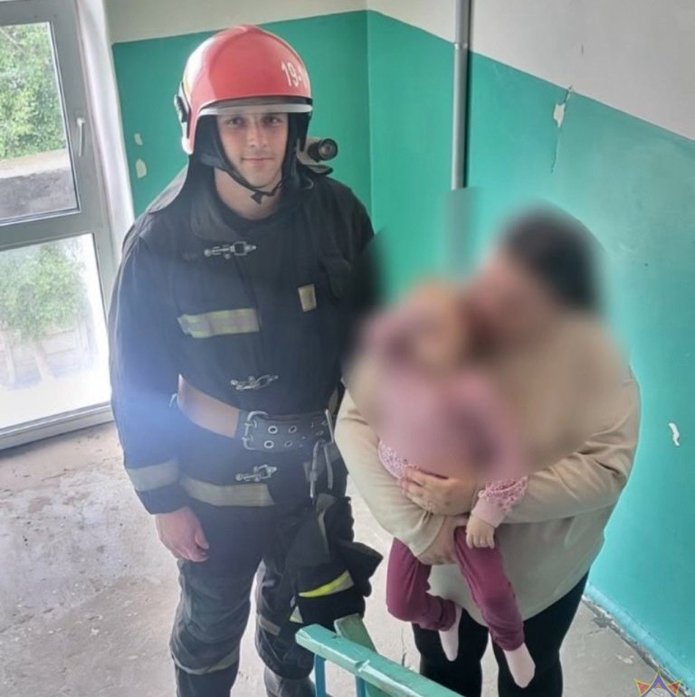 В Рогачеве девочка застряла между лестничными перилами