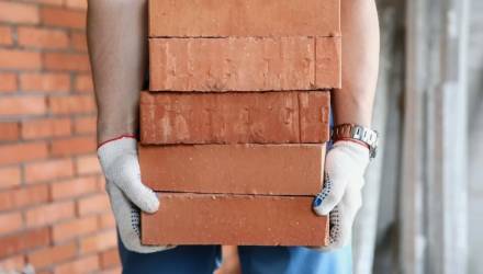 На Гомельщине завхоз больницы несколько лет эксплуатировал на даче подчиненных