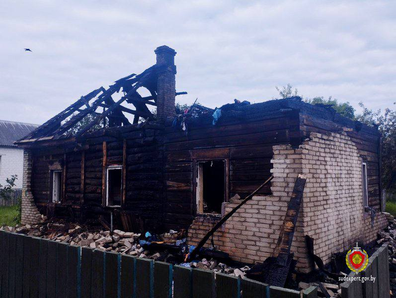 Напомним, пожар произошёл ночью в частном доме в Наровле